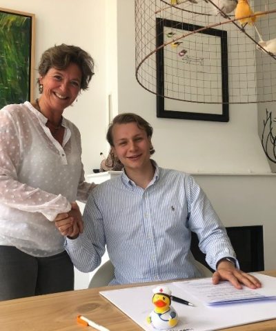 In het bijzijn van Marijke Horstink, directeur van HappyNurse ondertekent Philip Croon zijn contract voor de oprichting van HappyMedStudent